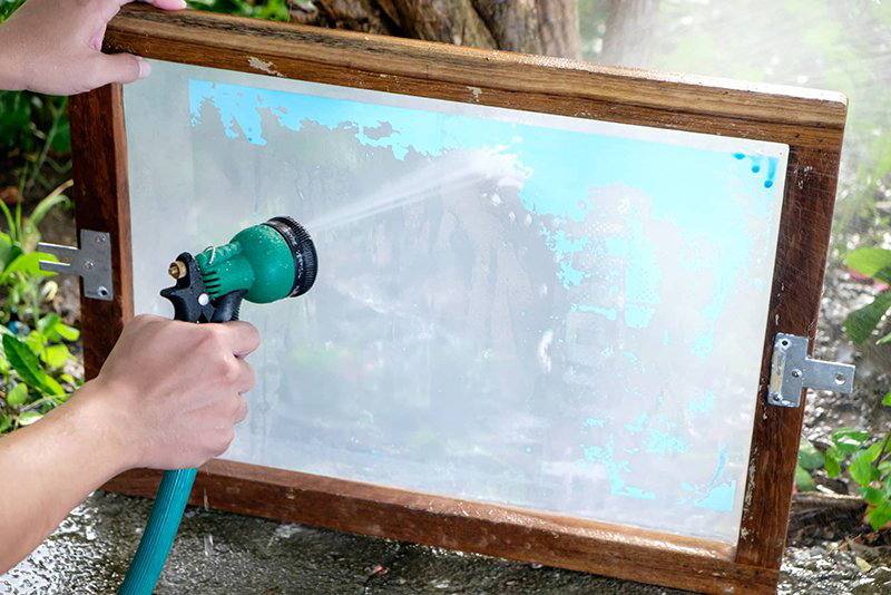 Quy Trình In Lụa: Vệ Sinh Khuôn Lưới