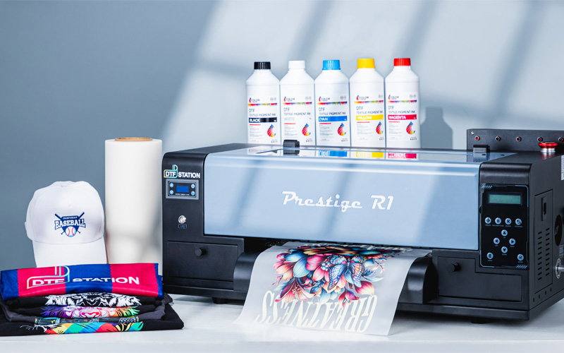 Bản Chuyển Nhiệt DTF: Mua Sẵn Hay Tự In? Hướng Dẫn Nhanh Cho Chủ Cơ Sở May Mặc