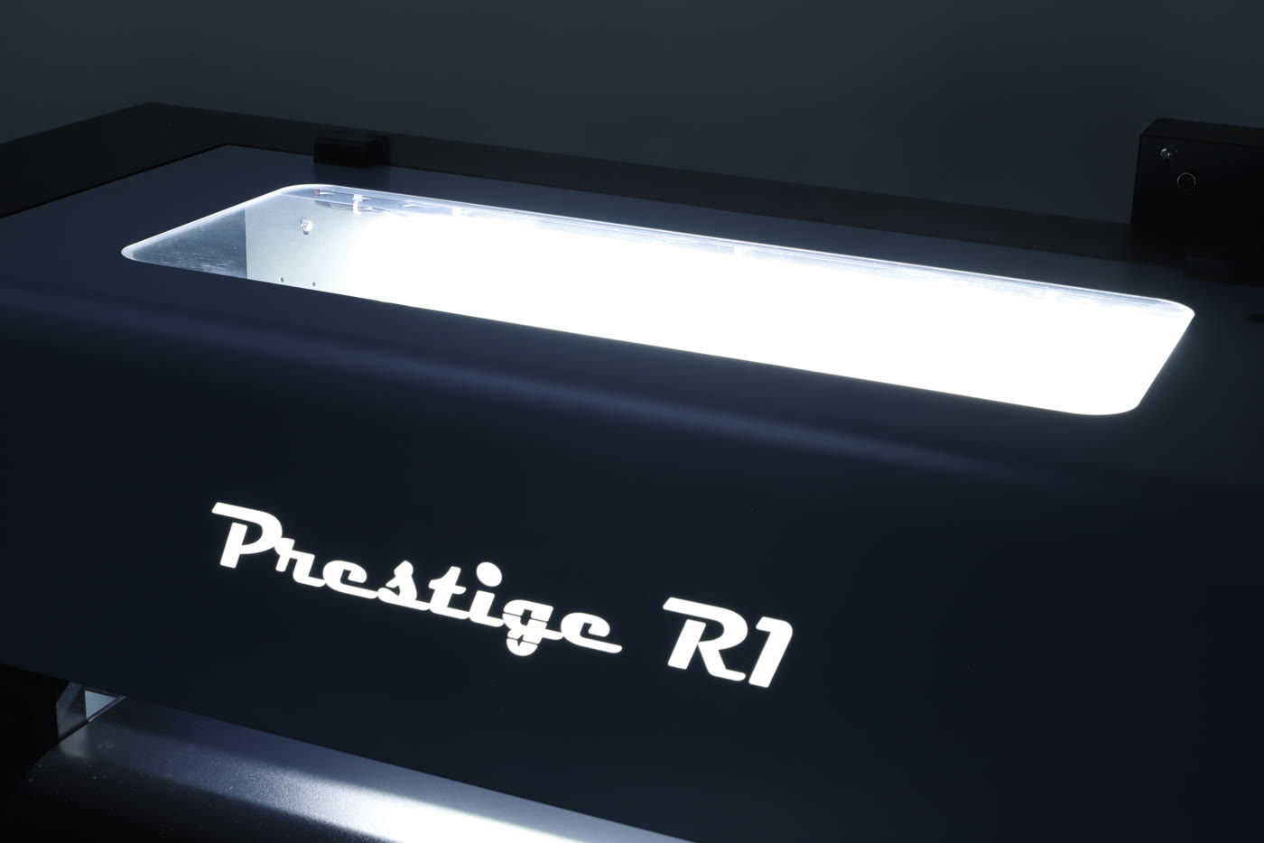 Logo Prestige R1 phát sáng